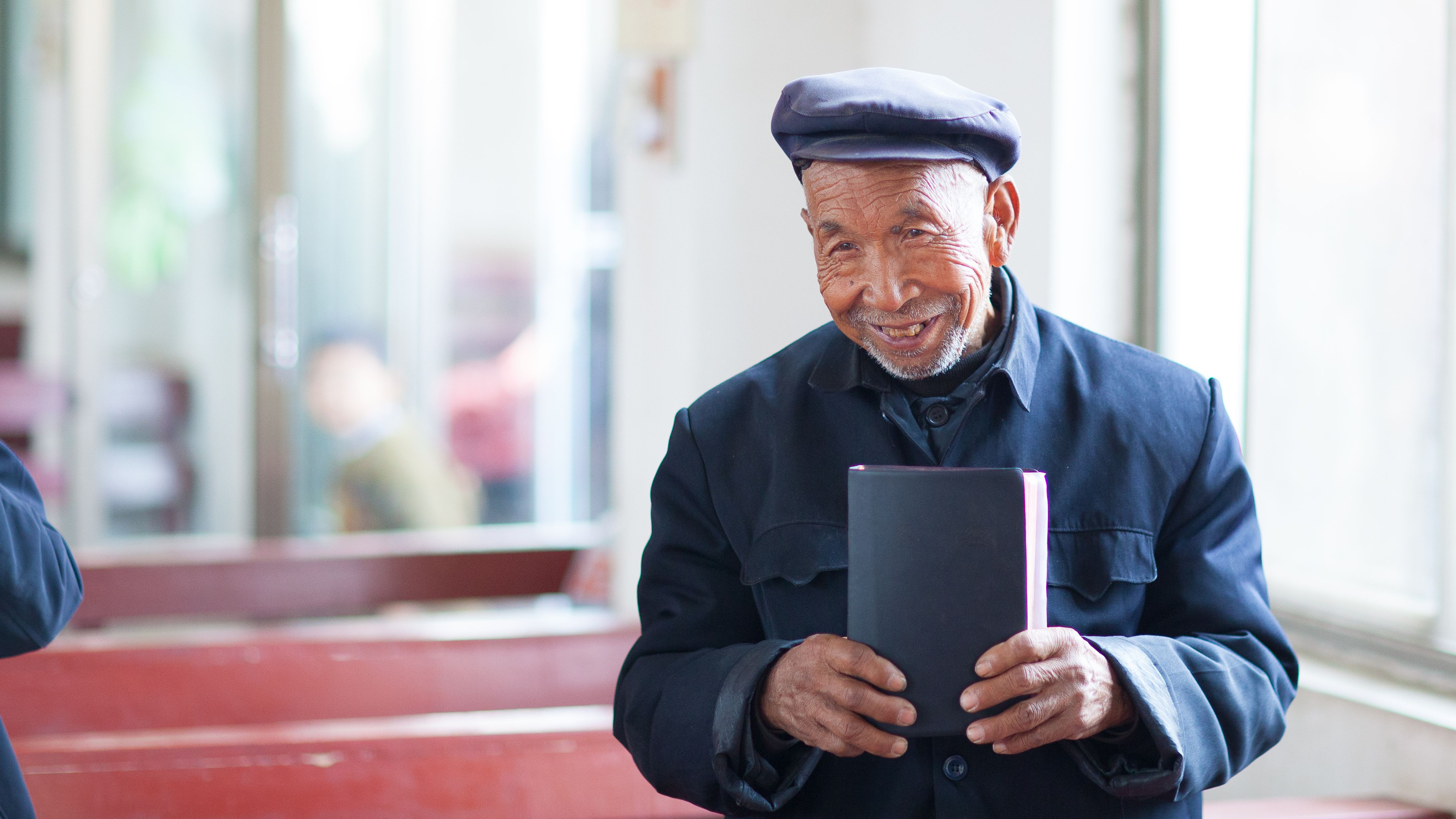 Chinesischer Christ mit seiner Bibel
