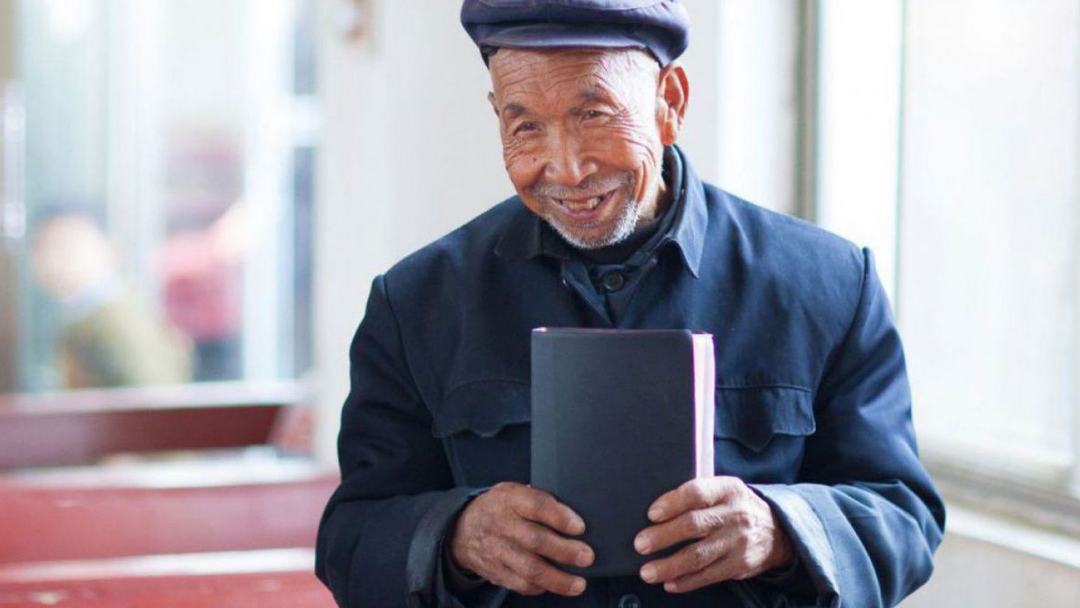 Chinesischer Christ in der Provinz Henan mit seiner Bibel.