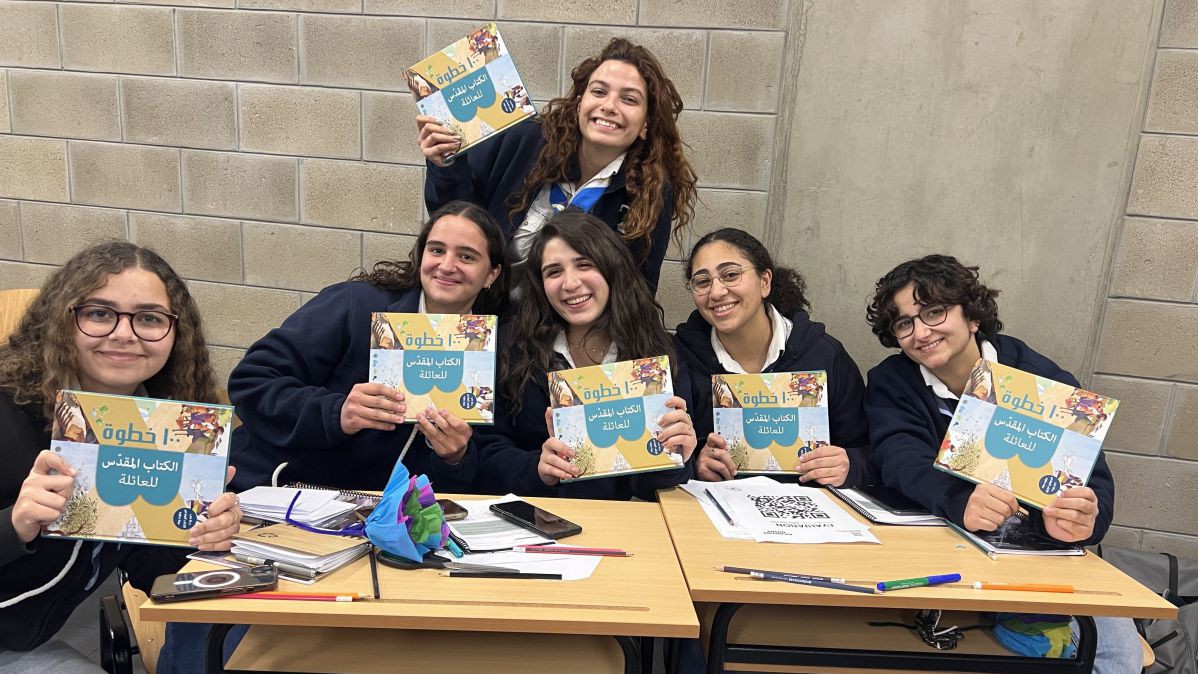 Junge M&auml;dchen aus dem Libanon freuen sich &uuml;ber eine altersgerechte Bibel.