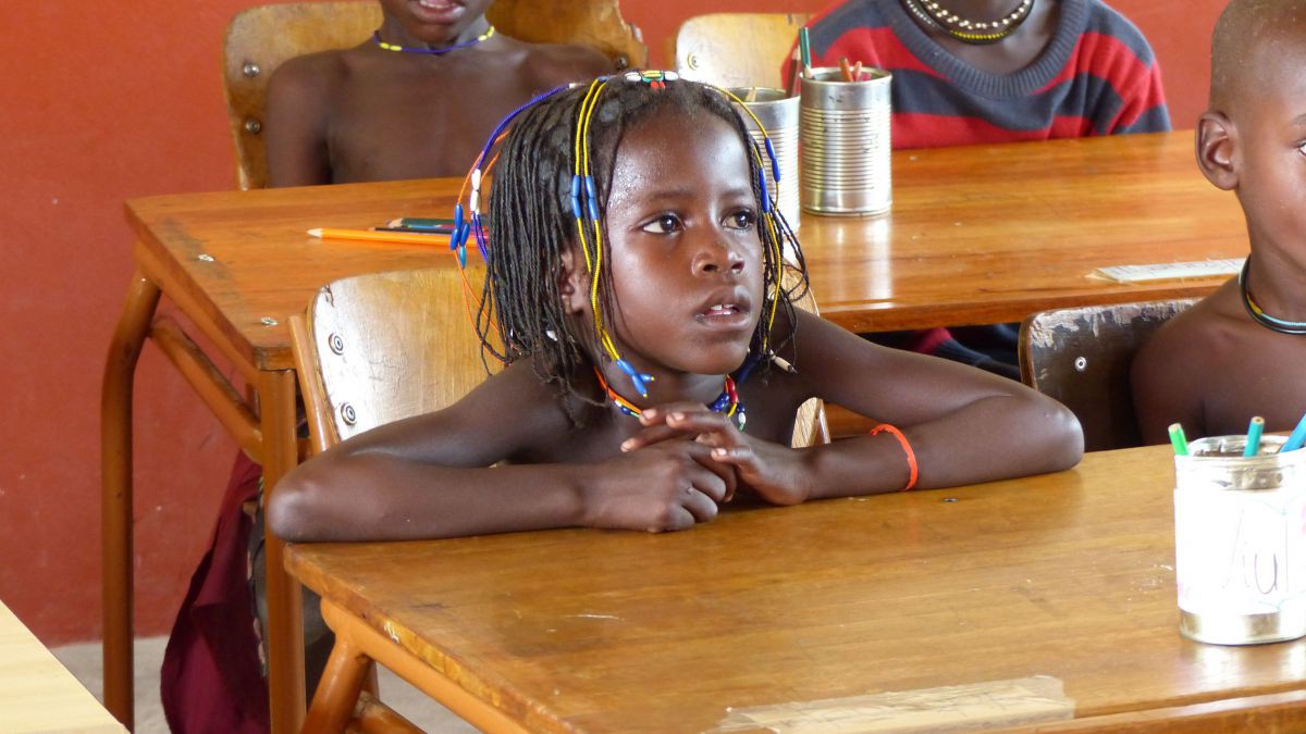 Ein Foto von vier Kindern in einer Schule in Namibia