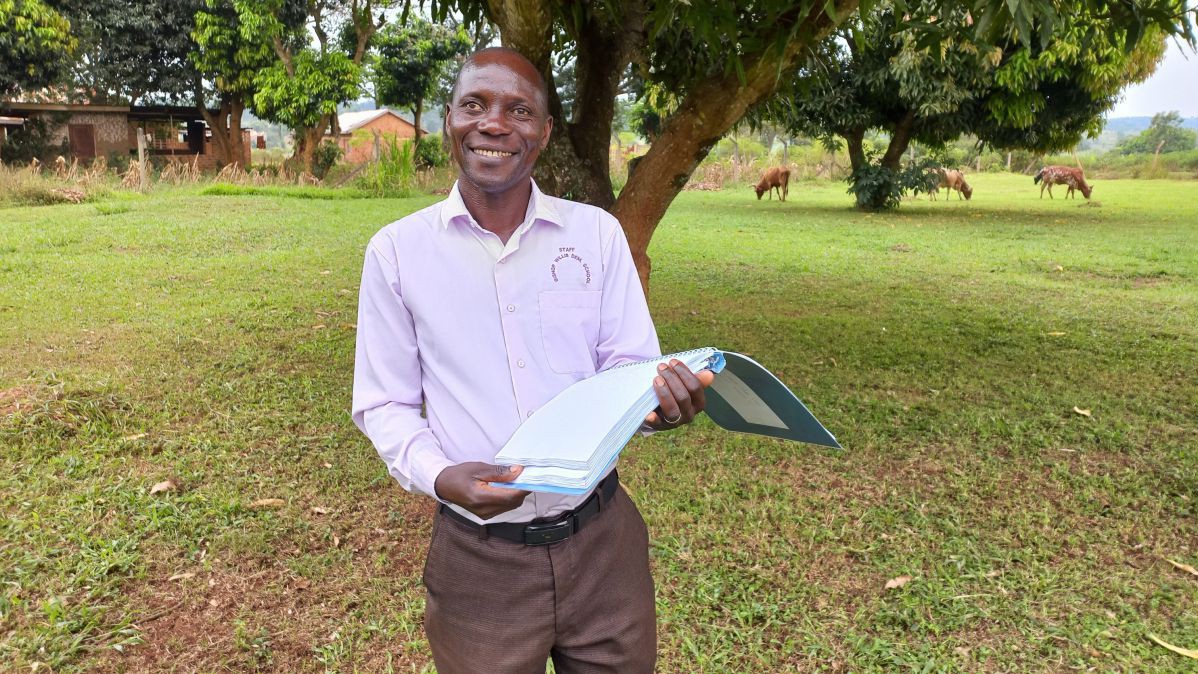 Paul ist Lehrer an einer Blindenschule und Korrekturleser der Braille-Bibel in Lusoga. Er setzt diese Ausgabe begeistert auch im Unterricht ein.
