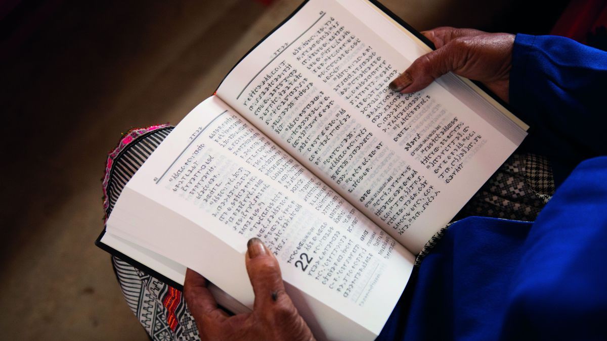 Eine aufgeschlagene Bibel in der Sprache Hmong