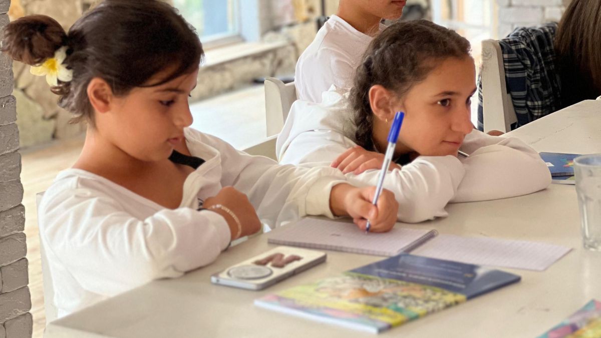 Im ökumenischen Sommerlager in Armenien begegnen Kinder und Jugendliche täglich der BIbel.