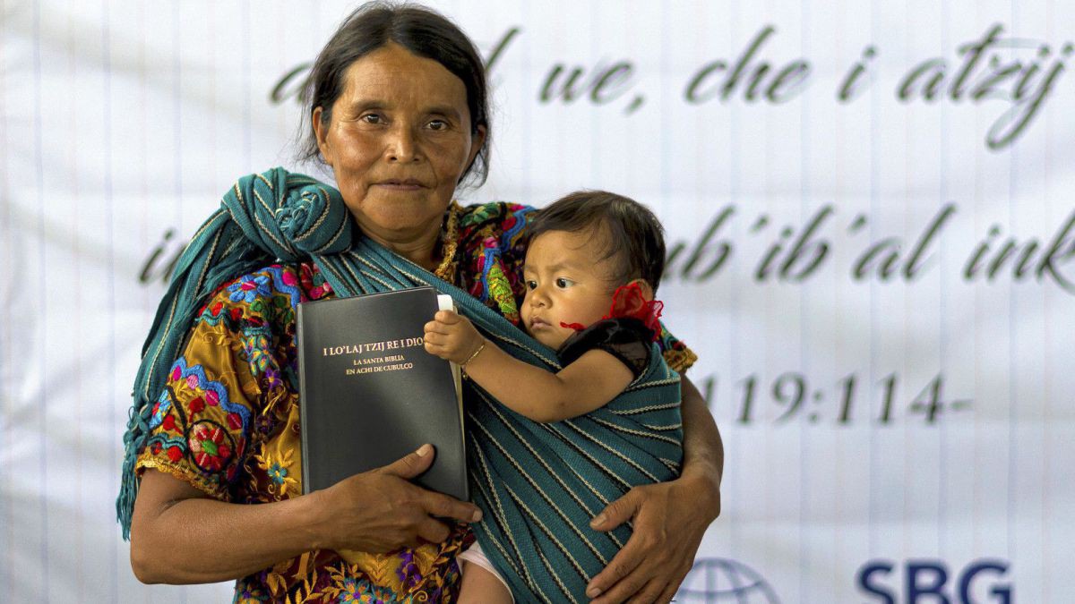 Neue Bibelübersetzung in Cubulcu in Guatemala (c) Andrea Rhodes