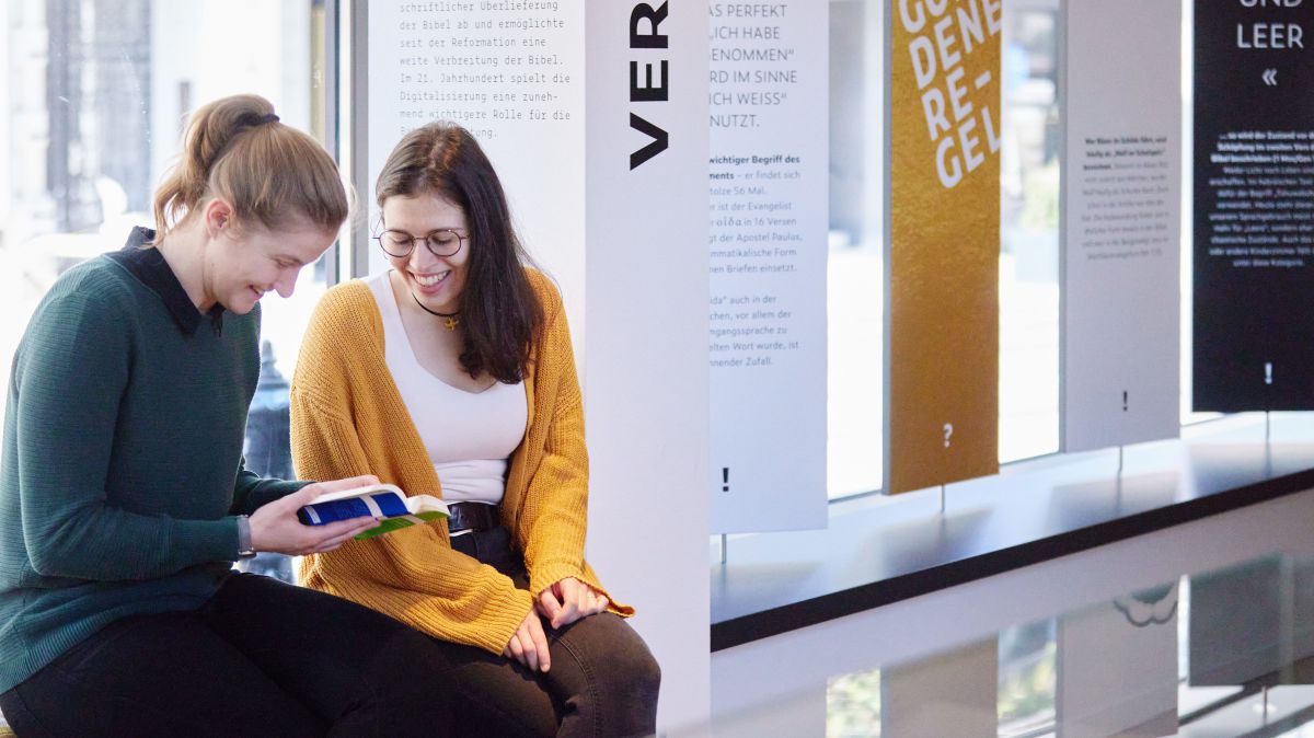 Junge Christinnen und Christen in Österreich lesen häufiger in der Bibel als ältere. Junge Christinnen und Christen in Österreich lesen häufiger in der Bibel als ältere.