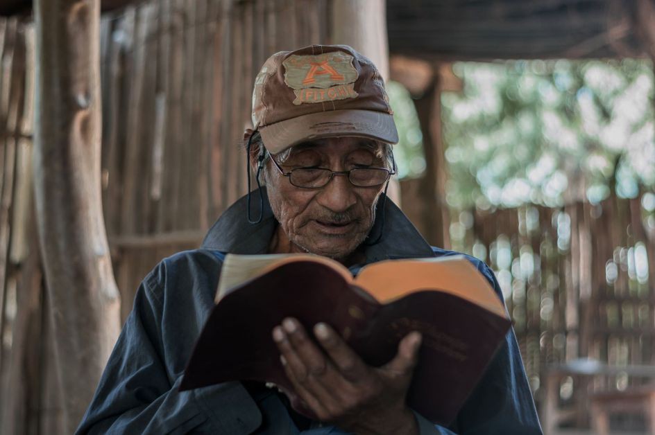 Mann liest seine Bibel in Wichí
