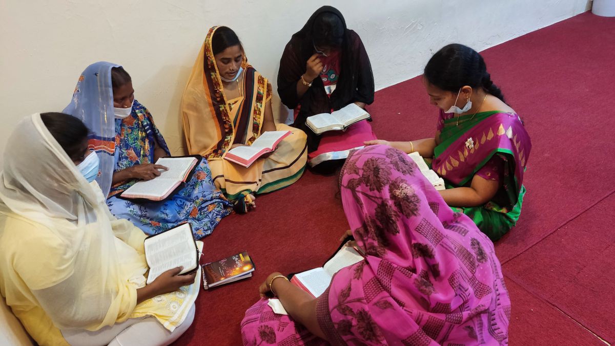 Arbeitsmigrantinnen aus Indien treffen sich zum gemeinsamen Bibellesen und Gebet in Bahrain.
