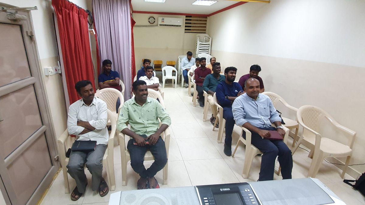 Gottesdienst für Telugu-sprechende Arbeitsmigranten in einem Arbeitslager in Bahrain. Gottesdienst für Telugu-sprechende Arbeitsmigranten in einem Arbeitslager in Bahrain.
