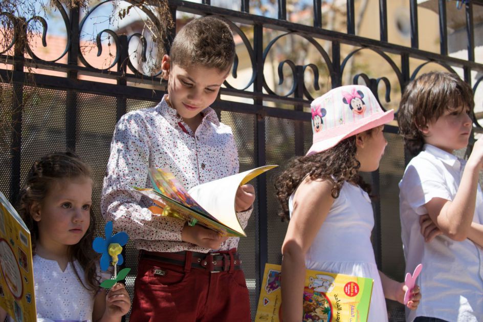Kinder mit biblischen Materialien in Damaskus