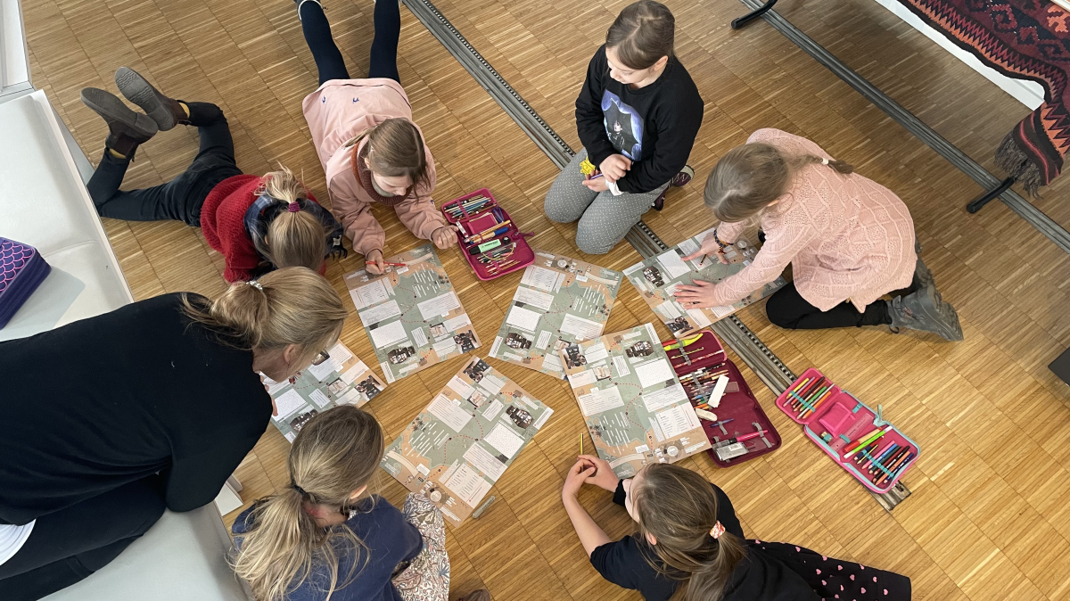 Eine Schulklasse erfreut sich an der Schatzkarte, die durchs Bibelzentrum führt. Eine Schulklasse erfreut sich an der Schatzkarte, die durchs Bibelzentrum führt.