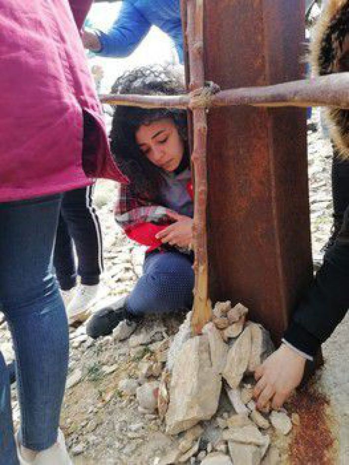 Syrisches Mädchen mit Kreuz