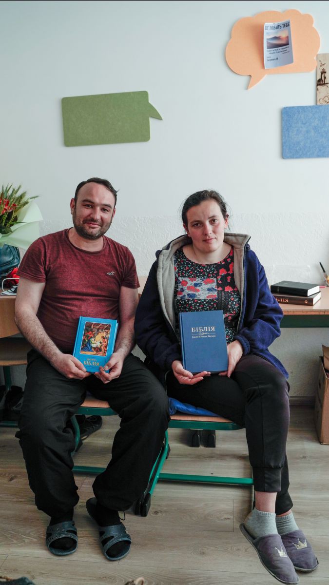 Andriy und Yana haben Bibeln von der Kirchengemeinde erhalten, bei der sie Zuflucht gefunden haben.