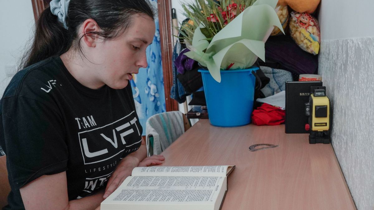 „Wenn ich die Bibel lese, werden die Wunden kleiner.“, erzählt Yana. „Wenn ich die Bibel lese, werden die Wunden kleiner.“, erzählt Yana.