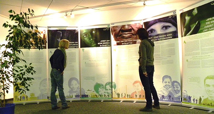 Mit der Ausstellung soll der biblische Zugang zum Thema Flucht eröffnet werden. Ausstellungstafeln
