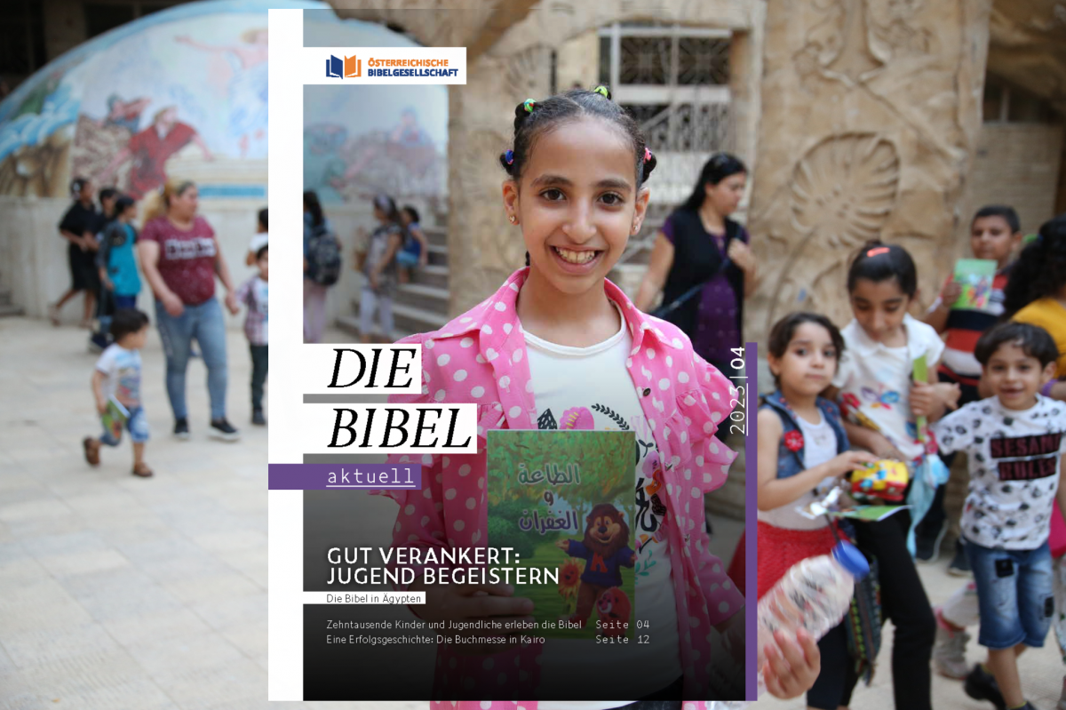 Das aktuelle Cover des Magazins "die Bibel aktuell". Darauf ist ein Mädchen zu sehen, das ein Buch in der Hand hält. Im Hintergrund sieht man Kinder vorbeispazieren