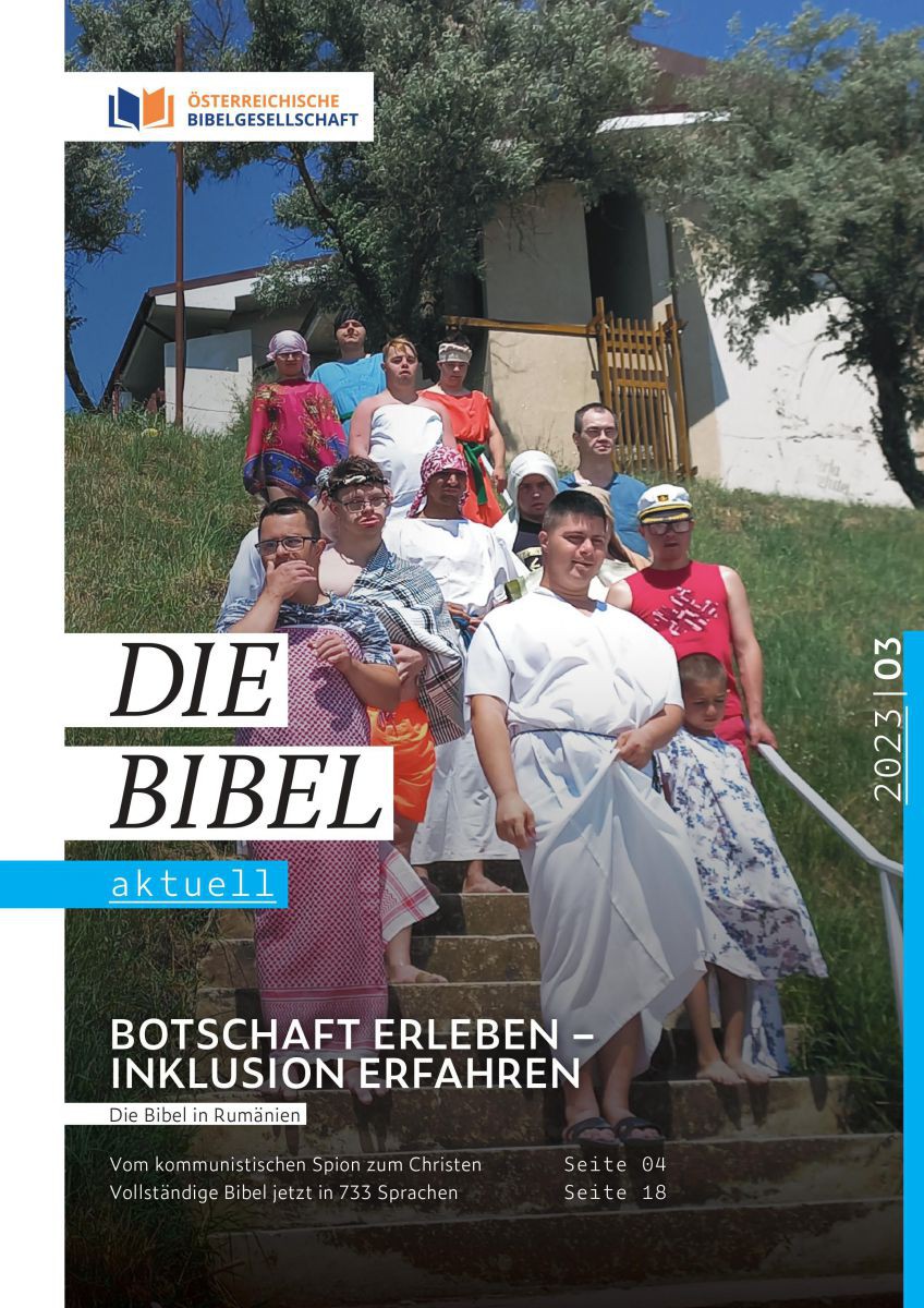 Das Cover der aktuellen Ausgabe des Magazins "die Bibel aktuell". Man sieht eine Schaar junger Menschen mit Down-Syndrom verkleidet als Personen aus biblischer Zeit.