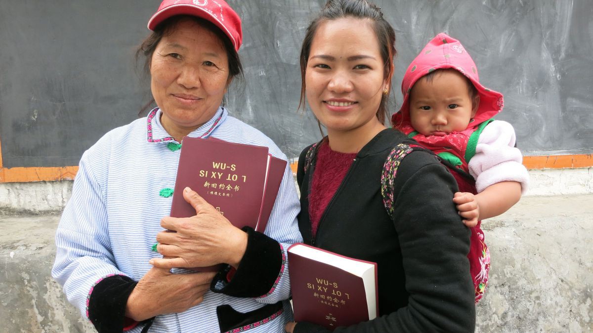 Chinesische Frauen mit Bibel in der Hand