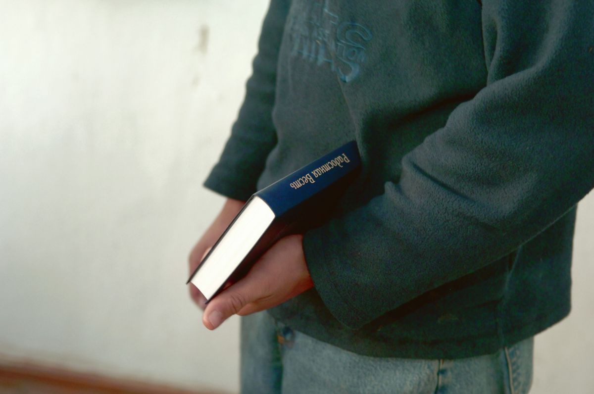 Gefangener mit Bibel