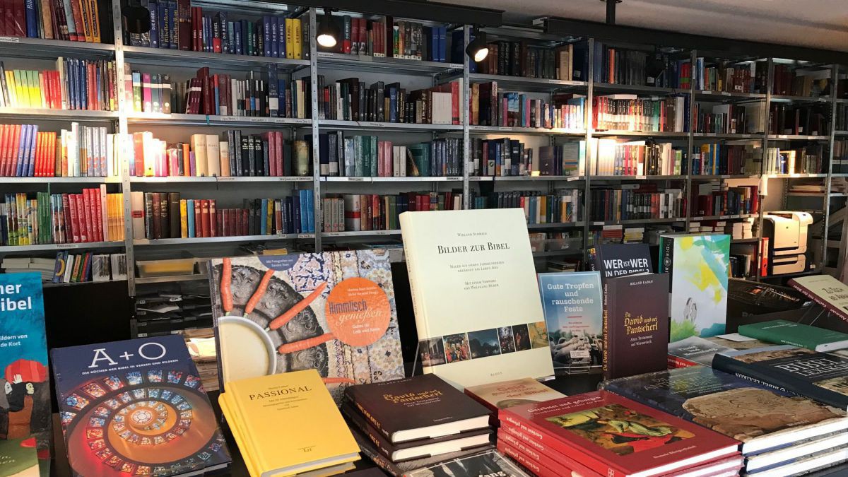 Im Bibelshop des Bibelzentrums am Wiener MuseumsQuartier gibt es zahlreiche deutsch- und fremdsprachige Bibeln zu erstehen. bibelshop-im-bibelzentrum_coesterreichische-bibelgesellschaft