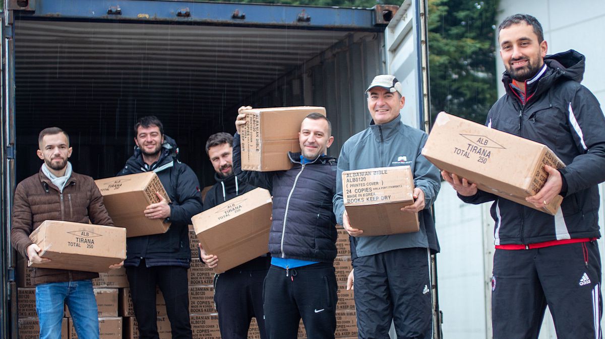 Das Team der Albanischen Bibelgesellschaft freut sich über die Lieferung der ersten Exemplare der neuen Übersetzung in modernes Albanisch. Das Team der Albanischen Bibelgesellschaft freut sich über die Lieferung der ersten Exemplare der neuen Übersetzung in modernes Albanisch.