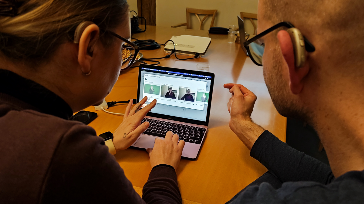Gehörlose schauen sich die Video-Entwürfe der Übersetzung in Gebärdensprache
an und geben dem Übersetzungsteam Rückmeldung. Zwei Menschen mit Höhrgerät erarbeiten ein Video zur Bibel in Gebärdensprache