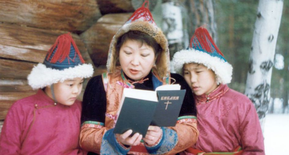 Angehörige der Burjaten lesen in der Bibel