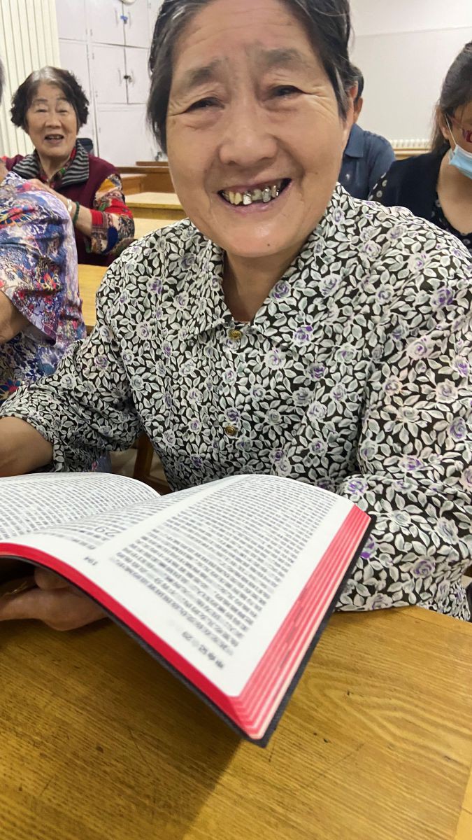 Madame Che freut sich über die Bibel in Chinesisch