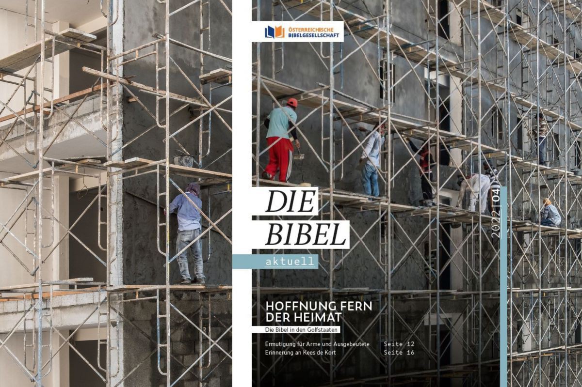 Das Cover des Magazins die Bibel aktuell eingebettet in ein Foto von einem Baustellengerüst.