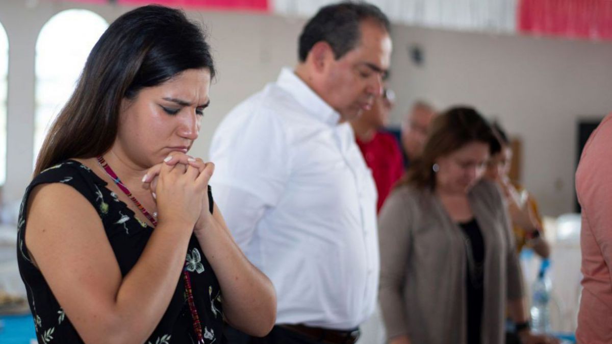 Im Gebet sind Unterstützerinnen und Unterstützer der Bibelgesellschaft mit Christinnen und Christen auf der ganzen Welt verbunden. Wie hier in Guatemala. Betende Menschen