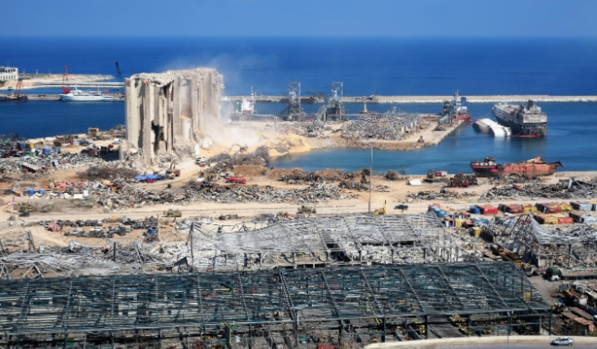 Viele armenische Familien waren von der Zerstörung durch die Explosion im Hafen von Beirut am 4. August 2020 betroffen. Die Bibelgesellschaft ha deswegen sehr viele Bibelausgaben in armenischer Sprache verteilt. Zerstörter Hafen in Beirut aufgrund der Explosion im August 2020.