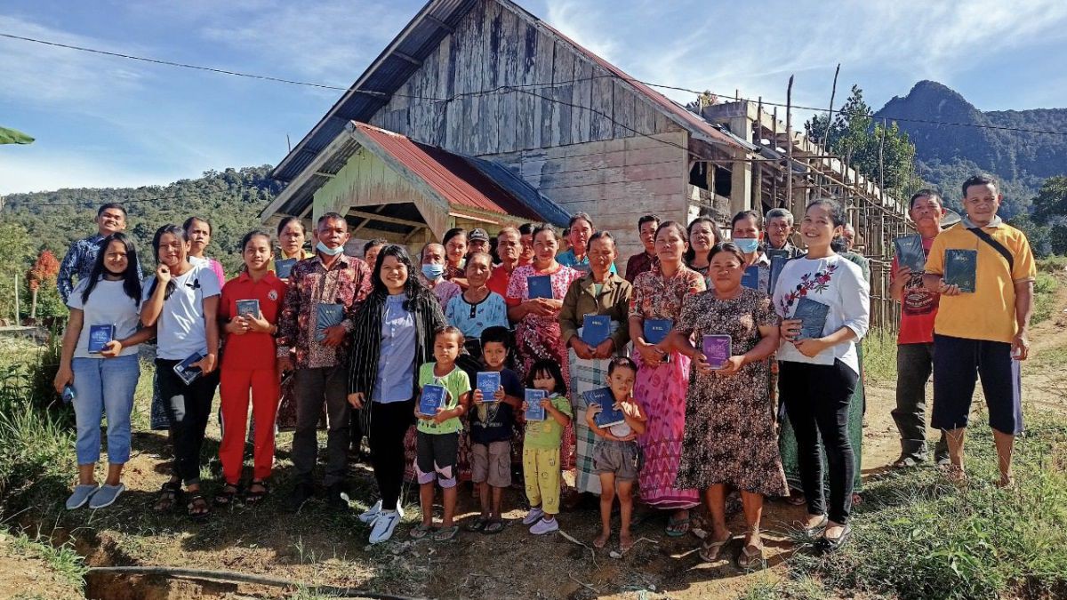 Christen im Bezirk Humbang Hasudutan in Nordsumatra erhalten eine Bibel. Christen im Bezirk Humbang Hasudutan in Nordsumatra erhalten eine Bibel.