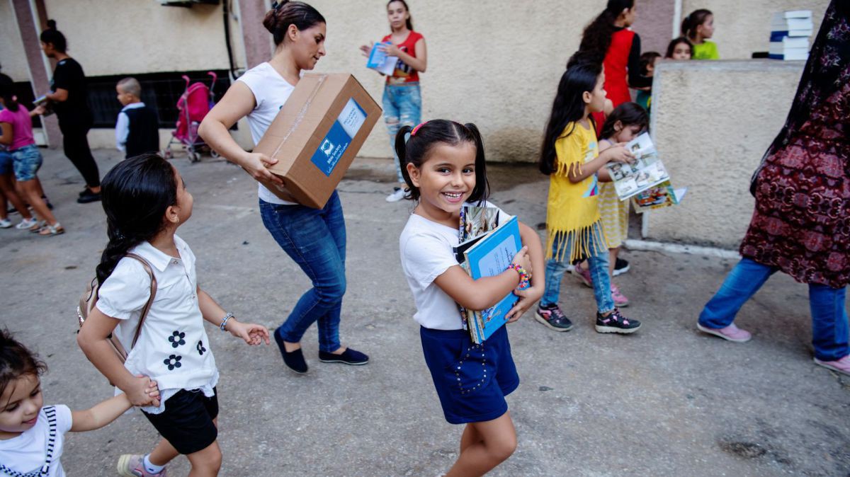 Die Bibelgesellschaft im Libanon unterstützt die schwierige Situation der Flüchtlinge, vor allem aus Syrien, mit vielfältigen Projekten. Dieses syrische Flüchtlingsmädchen freut sich über Bilder- und Malbücher zu biblischen Geschichten. Mädchen mit einem Buch über biblische Geschichten.
