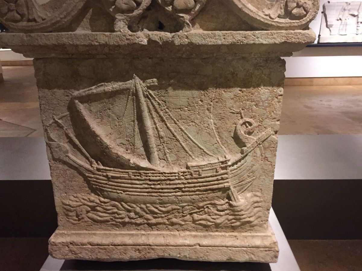 Darstellung eines phönizischen Schiffs auf einem Sarkophag aus dem 2. Jh. n.Chr. im Nationalmuseum in Beirut.