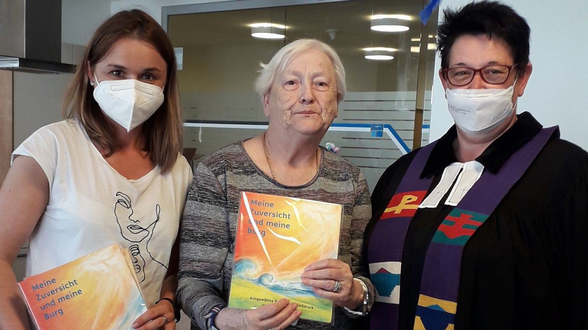Pfarrerin Siglinde Pfänder verteilt das Buch im DIZ Oberwart mit Schwerpunkt Demenz, mit Pflegedienstleiterin K. Nemeth und Frau Kurz prfin_pfaender-2