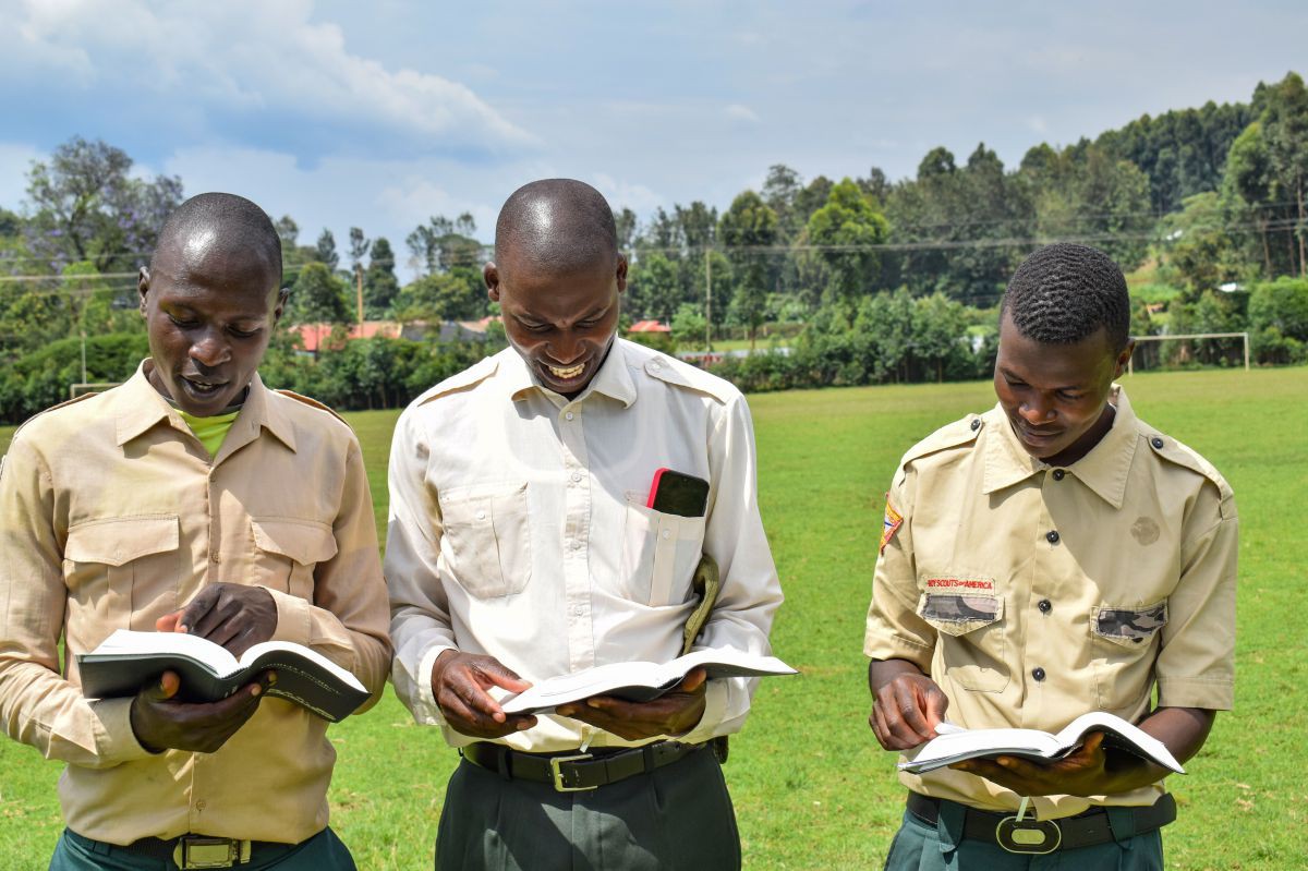 Drei Männer aus Kenia lesen in der neuen Bibel in ihrer Muttersprache Ekegusii