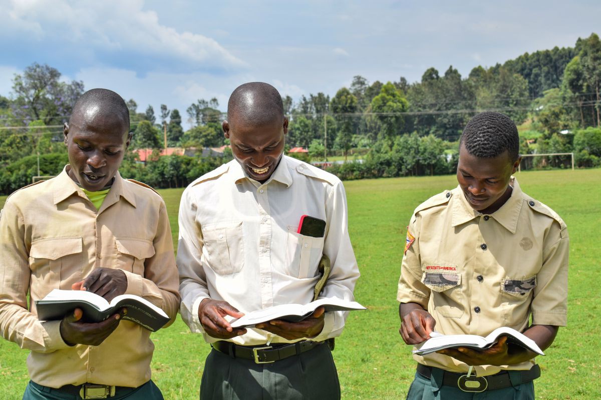 Drei Männer aus Kenia lesen in der neuen Bibel in ihrer Muttersprache Ekegusii. Drei Männer aus Kenia lesen in der neuen Bibel in ihrer Muttersprache Ekegusii