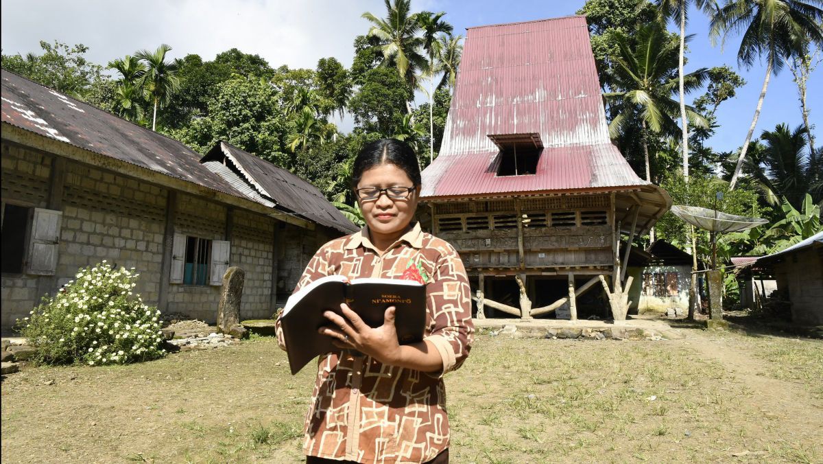 Für diese Frau, die in einer abgelegenen Gegend einer Insel in Nordsumatra lebt, ist es ein ganz besonderer Moment, als sie erstmals eine Bibel in ihrer Muttersprache in der Hand halten darf.