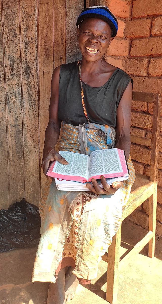 Grace freut sich über ihre Bibel.