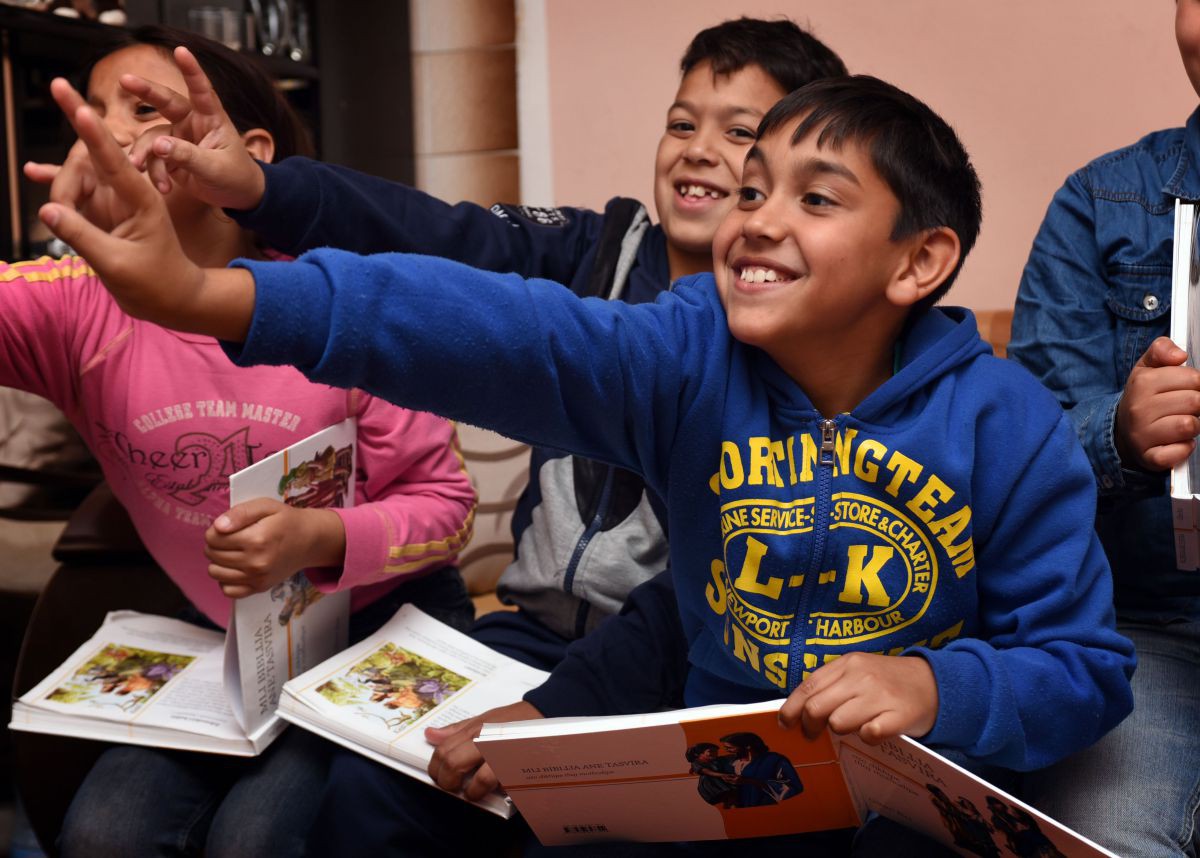Die Kinderbibel in Romanes erfreuen die Teilnehmenden der Lesegruppe Kinder mit Kinderbibeln
