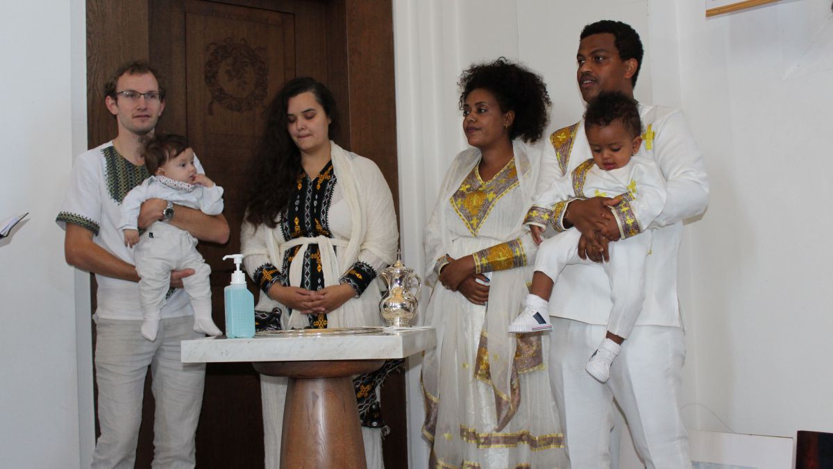 Ein besonderer Moment: Bei der Taufe des kleinen Alen erklingen die Verse auf Amharisch, der Muttersprache der Familie, die aus Äthiopien stammt. Ein besonderer Moment: Bei der Taufe des kleinen Alen erklingen die Verse auf Amharisch, der Muttersprache der Familie, die aus Äthiopien stammt.