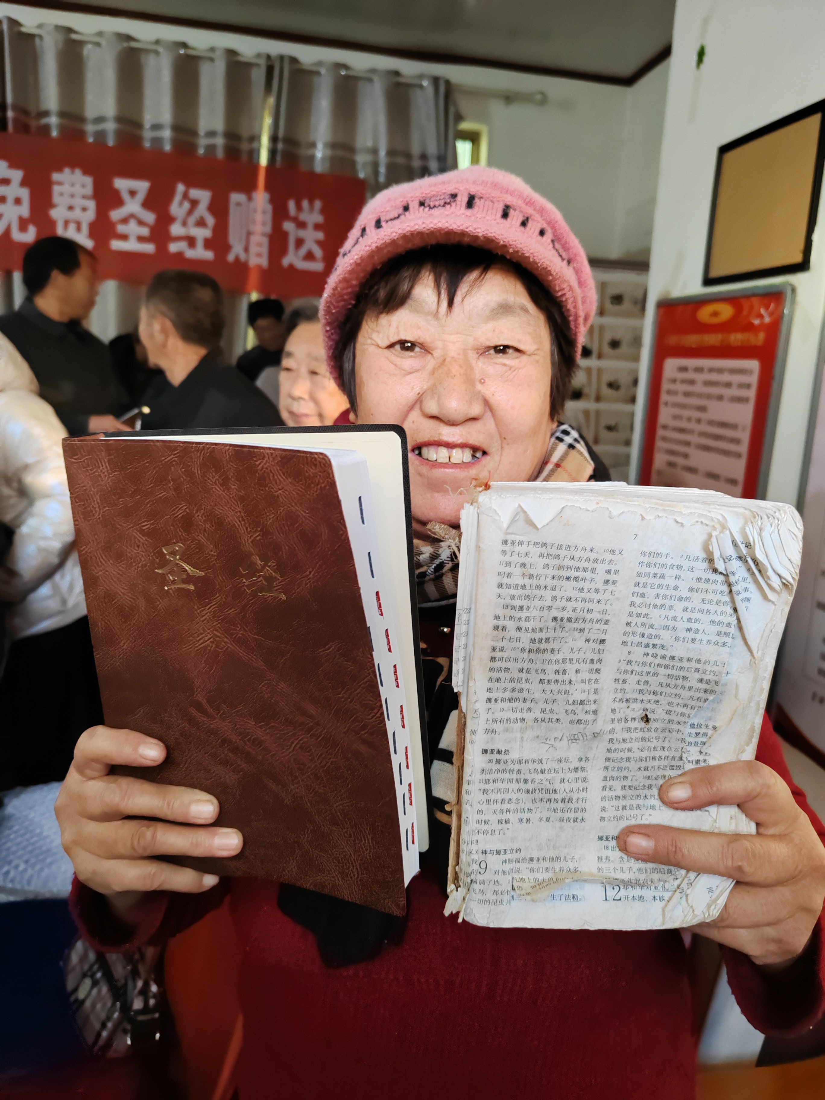 Xu Zhijun, 65, zeigt ihre neue
Großdruckbibel und die abgenutze
Bibel, die sie seit über 30 Jahren hat. Xu Zhijun, 65, zeigt ihre neue
Großdruckbibel und die abgenutze
Bibel, die sie seit über 30 Jahren hat.