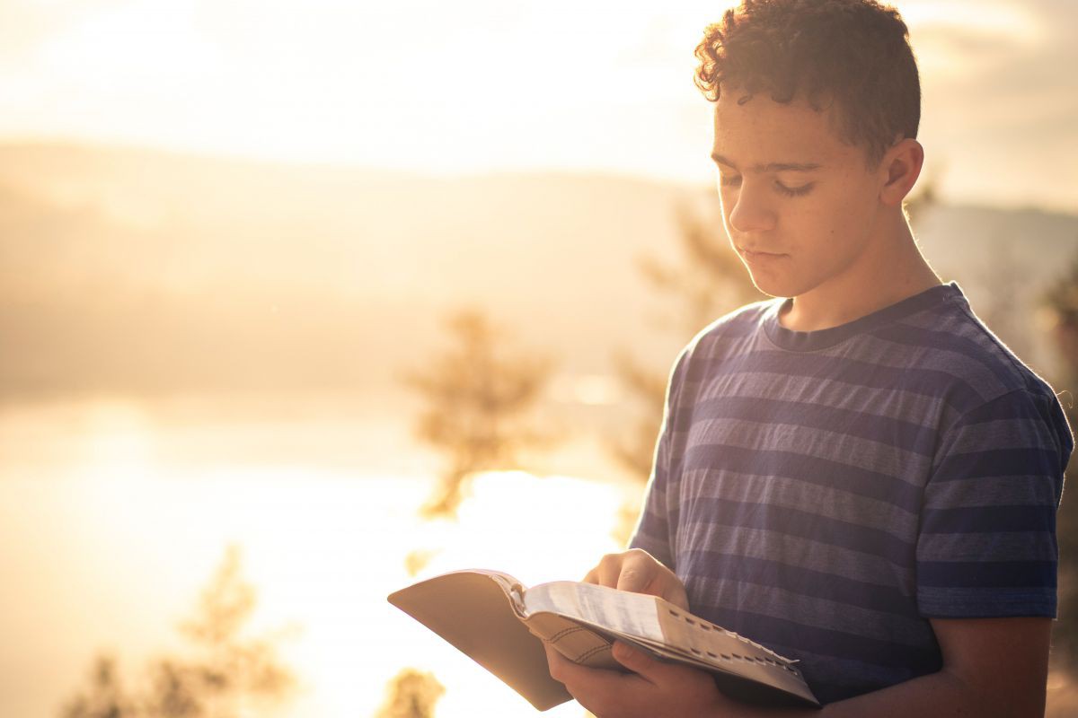 Junger Mann mit Bibel in der Hand