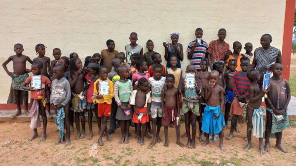 Ein Klassenfoto mit vielen jungen Menschen in Namibia