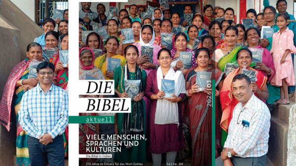 Das aktuelle Magazin "die Bibel aktuell". Am Cover sind viele Menschen aus Indien in bunter Kleidung zu sehen. Darauf ist zu lesen: Die Bibel aktuell. Viele Menschen, Sprachen und Kulturen. Die Bibel in Indien."