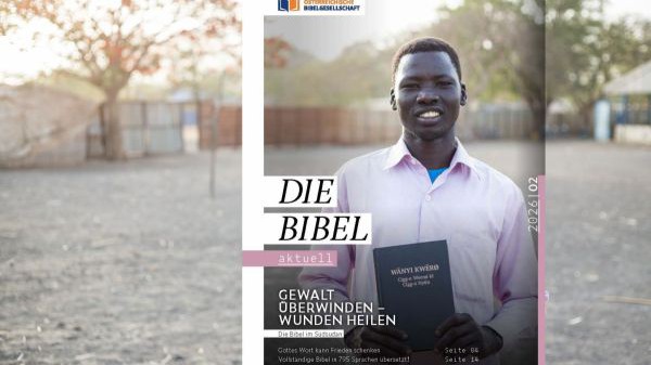 Das Cover der aktuellen Ausgabe von "die Bibel aktuell" zeigt einen jungen Mann aus dem S&uuml;dsudan, der eine Bibel in der Hand h&auml;lt. Auf dem Cover steht "Gewalt &uuml;berwinden - Wunden Heilen. Die Bibel i S&uuml;dsudan."