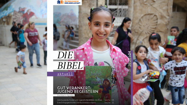 Das aktuelle Cover des Magazins "die Bibel aktuell". Darauf ist ein Mädchen zu sehen, das ein Buch in der Hand hält. Im Hintergrund sieht man Kinder vorbeispazieren
