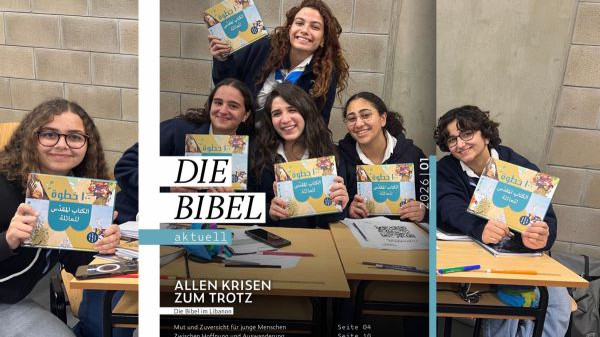 Das Cover der aktuellen Ausgabe von "Die Bibel aktuell" eingebettet in das Foto, das auf dem Cover ist. Es sind junge Frauen aus dem Libanon, die eine Bibel in die H&ouml;he halten.