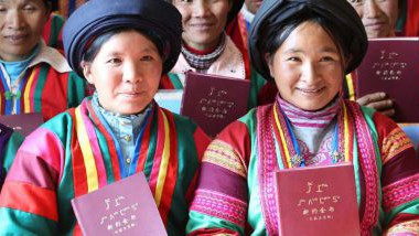Chinesische Christinnen aus dem Volk der Yi mit ihrer neuen Bibel