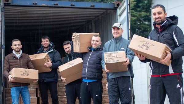 Das Team der Albanischen Bibelgesellschaft freut sich über die Lieferung der ersten Exemplare der neuen Übersetzung in modernes Albanisch.