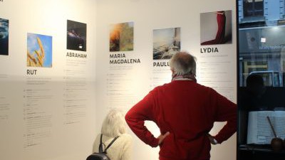 BesucherInnen vor der Wand der biblischen Personen.